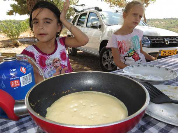 מבשלים בשטח עם דאצ'יה דאסטר בחניון חזי. צילום: רוני נאק