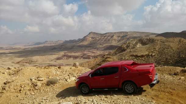 טיול שטח לרכס הרי חתירה, מעלה אברהם והמכתש הגדול. כל זה עם מיצובישי טריטון. צילום: רוני נאק