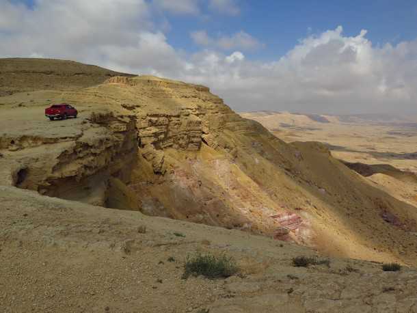 טיול שטח לרכס הרי חתירה, מעלה אברהם והמכתש הגדול. כל זה עם מיצובישי טריטון. צילום: רוני נאק