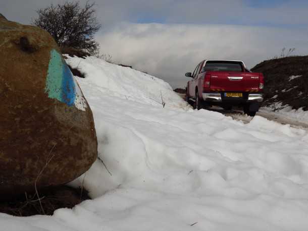 עם טויוטה היילקס לשלג של רמת הגולן. הלובן של השלג פוגש את הלובן של העננים - רק בגולן. צילום: רוני נאק