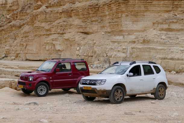 מבחן רכב דאצ'יה דאסטר מול סוזוקי ג'ימני. המכנה המשותף הוא תג מחיר של 99,990 שקלים וחיבה יתירה לשטח. מי לוקח? צילום: ניר בן זקן