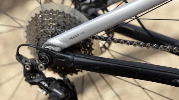 מבחן אופניים trek fuel EX 8. גלגלים גדולים, הרבה טכנולוגיה ויכולת רב-גונית. המחיר: 15K שקלים. צירי BOOST רחבים לפנים ומאחור. צילום: פז בר