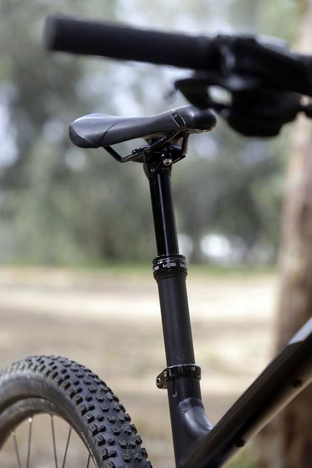 מבחן אופניים trek fuel EX 8. גלגלים גדולים, הרבה טכנולוגיה ויכולת רב-גונית. המחיר: 15K שקלים. מוט הידראולי KS עם ניתוב פנימי - תוספת מבורכת. צילום: פז בר