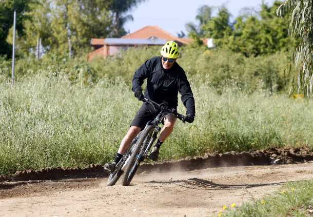 מבחן אופניים הייביק חשמליים לשטח. אין אחיזה יש הנאה ואפילו דריפטים - לא ממש שימוש סביר לפרופיל של הרוכבים על הדבר הזה. צילום: פז בר