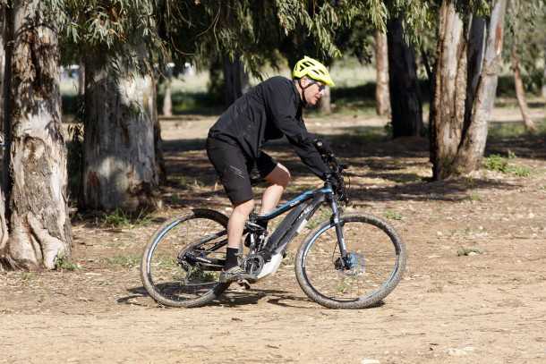 מבחן אופניים הייביק חשמליים לשטח. 22 ק"ג, זוויות היגוי שטוחות כל זה הופכים את המאזניים להעדיף יציבות על פני זריזות תמרון. נסו לזגזג והמשקל מורגש היטב. צילום: פז בר