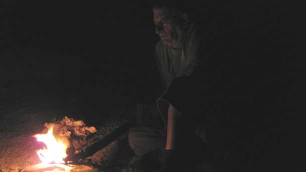 לילה על חוף ים המלח עם לנד רובר דיפנדר ושועל סקרן. צילומים: אורי בן דוד