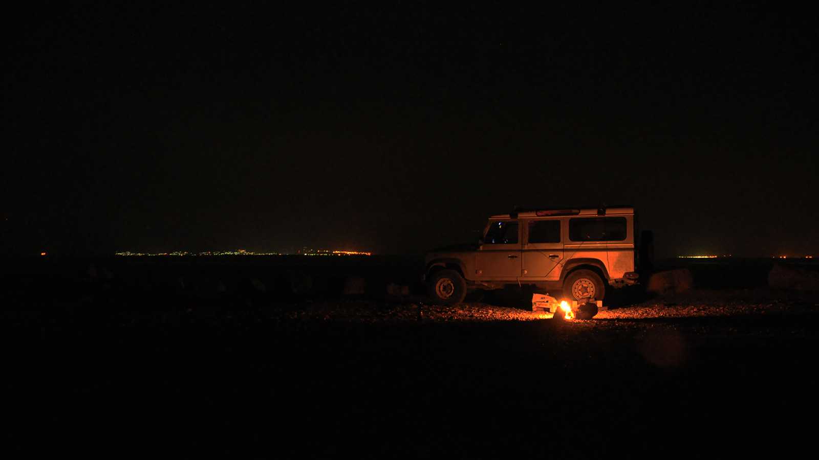 לילה על חוף ים המלח עם לנד רובר דיפנדר ושועל סקרן. צילומים: אורי בן דוד