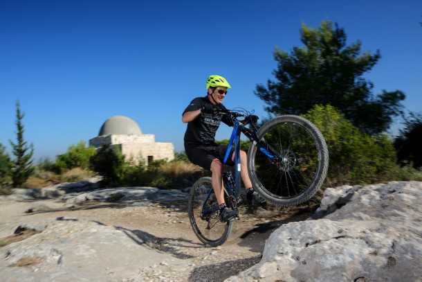 מבחן אופניים מרידה one twenty 9.80 הם גם מטפסים בקלות בזכות משקל עצמי סביר, יחס העברה קצר וחלוקת משקל המאפשרת הנפה קלילה של החרטום גם כשאין אוויר בעליה. צילום: תומר פדר