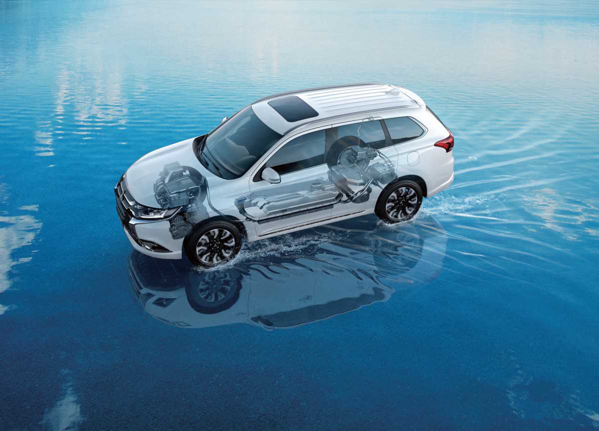 מיצובישי אאוטלנדר PHEV - אולי לא הולך על המים אבל נטען משקע חשמל ביתי. צילום: מיצובישי