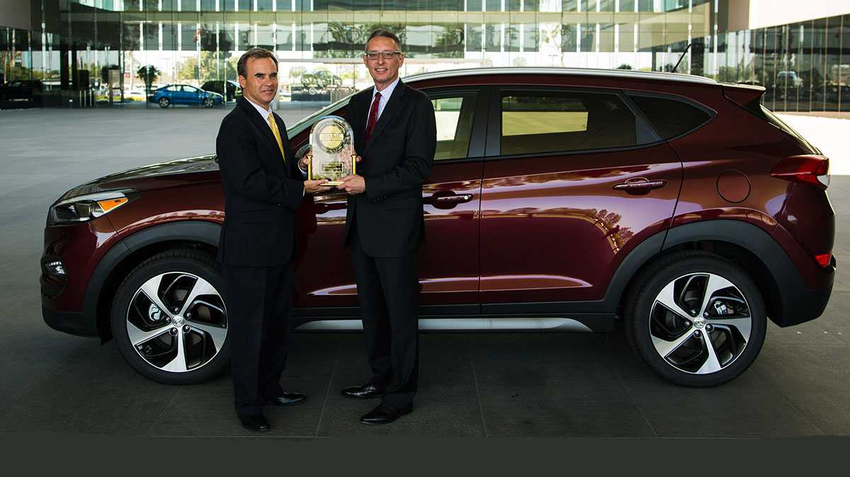 FOUNTAIN VALLEY, Calif., July 27, 2016 – Scott Margason, director, product planning, Hyundai Motor America accepts the most appealing small SUV trophy from John Csernotta, vice president global automotive, J.D. Power. The 2016 Hyundai Tucson was the most appealing small SUV in J.D. Power’s 2016 Automotive Performance, Execution and Layout (APEAL) StudySM.