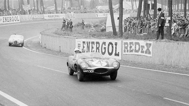 צילומים היסטוריים של אותה המכונית ממש אשר נמכרה ביום שישי מאותו מירוץ לה מאן בו ניצחה ב-1956. צילום: RM SOTHBYS
