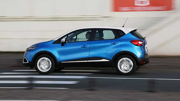 מבחן דרכים רנו captur. דינאמית גרסת הדיזל מרגישה הרבה יותר חיה ונמרצת מגרסת הבנזין. זמינות כוח טובה ותיבת הילוכים רובוטית יעילה ויחסית עם פעולה חלקה. צילום: רנו