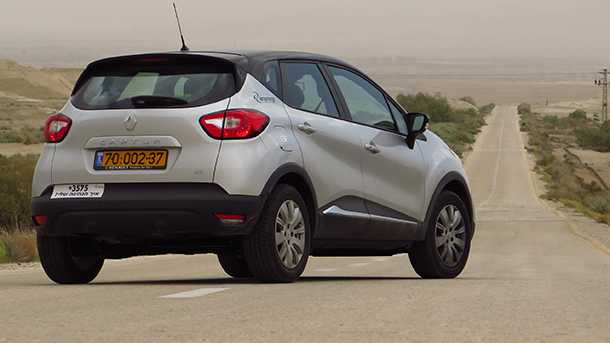 מבחן דרכים רנו captur. דינאמית גרסת הדיזל מרגישה הרבה יותר חיה ונמרצת מגרסת הבנזין. זמינות כוח טובה ותיבת הילוכים רובוטית יעילה ויחסית עם פעולה חלקה. שני גווני הצבע הם סטנדרטיים גם חישוקי 16 אינשט צילום: רוני נאק