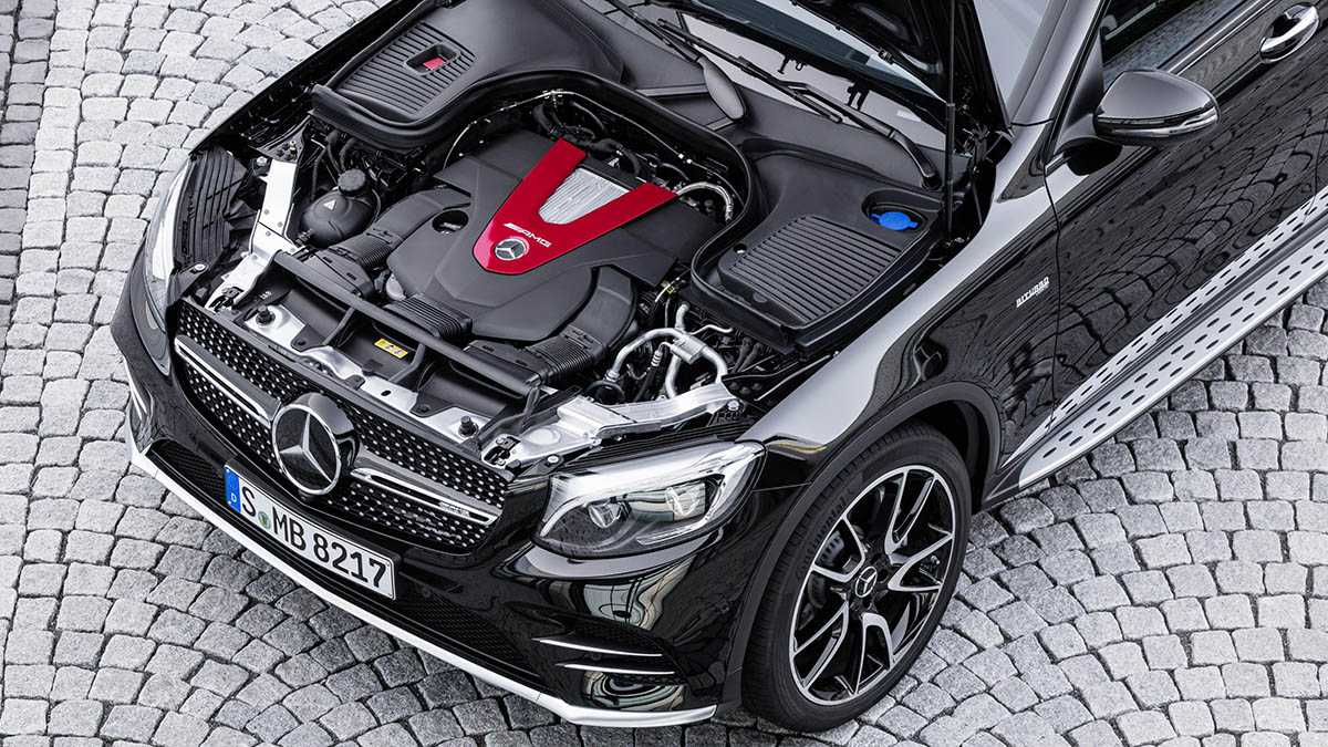 מרצדס חושפת גרסת AMG לדגם GLC קופה. הנקודה האדומה שבצילום מפיקה כמעט 400 כוחות סוס. צילום: מרצדס