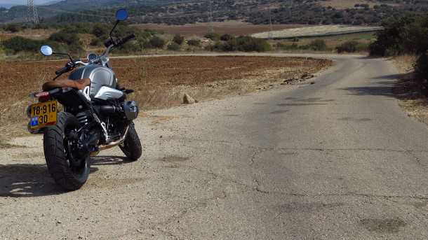 מבחן דרכים ב.מ.וו R nineT סקרמבלר. מלך על כבישים צדדים ודרכים משובשות - וגם בעיר יהיה זריז וסטייליסטי. כאן על הדרך הזו אי כאן בשפלת יהודה, היה פשוט קסם. צילום: רוני נאק