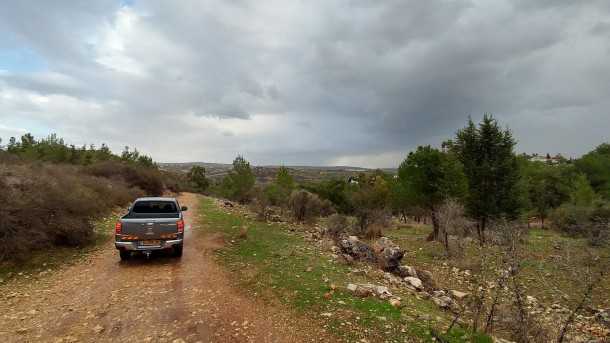 מבחן דרכים פיאט פולבאק. מערכת ההנעה חזקה דיה כדי לתת לטנדר פיאט פולבאק יכול דינאמית טובה מאד והוא מספיק חסון לשטויות כאלה גם בגשם סוחף ובוץ. צילום: רוני נאק