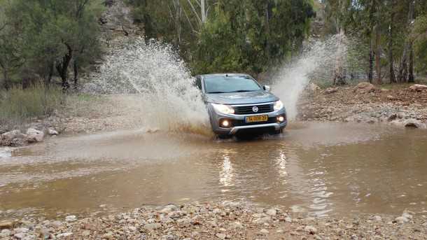 מבחן דרכים פיאט פולבאק. מערכת ההנעה חזקה דיה כדי לתת לטנדר פיאט פולבאק יכול דינאמית טובה מאד והוא מספיק חסון לשטויות כאלה. צילום: רוני נאק