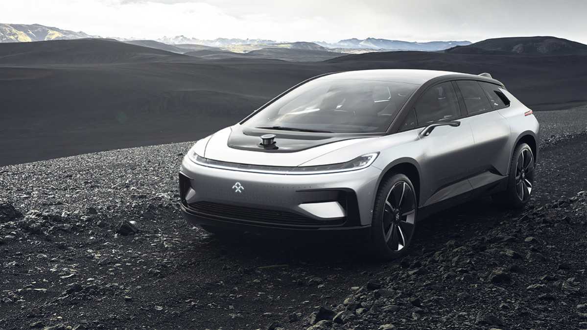 Faraday Future FF 91 בנהיגת שטח באיסלנד עם סורק הלייזר בולט מעל לחרטום (מתכנס פנימה ברגיל). מעל 1000 כוחות סוס חשמליים והנהיגה אוטונומית...מלחיץ. צילום:FF