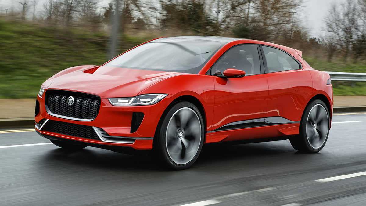 יגואר I-PACE חשמלית יוצאת לרחובות לונדון עם 400 כ"ס ואפס פליטת מזהמים. צילום: יגואר