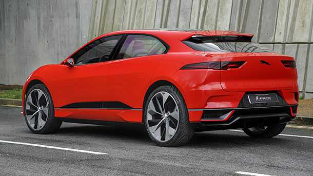 יגואר I-PACE חשמלית יוצאת לרחובות לונדון עם 400 כ"ס ואפס פליטת מזהמים. אדום כזה לא הכי מחמיא אבל בהחלט מושך תשומת לב. צילום: יגואר