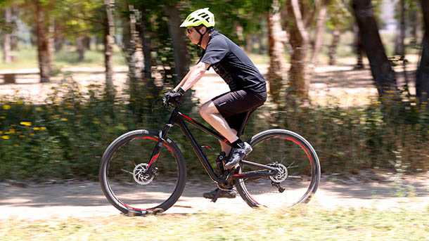 מבחן אופניים פוקוס O1E איבו. שלדת פול קארבון, איבזור נאה ויכולת לכסות קילומטרים במהירות וקלות. המחיר: 17 אלף שקלים. צילום: פז בר