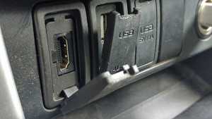מבחן דרכים איסוזו דימקס 2017. שקעי USB שימושיים בקבינה - עליהם כיסויי פלסטיק דרדרלה למדי. צילום: רוני נאק