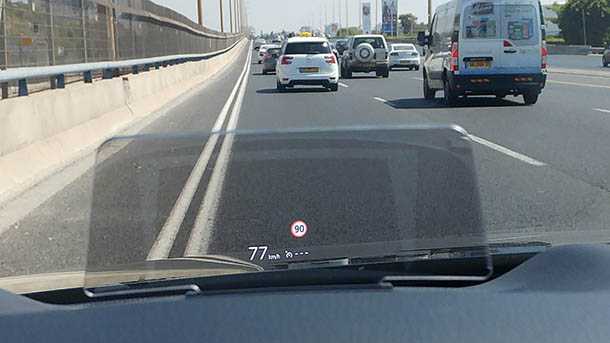 מבחן השוואתי מאזדה CX-5 מול פולקסווגן טיגואן. תצוגה עילית צבעונית יש רק למאזדה - וזה קול. צילום: רוני נאק