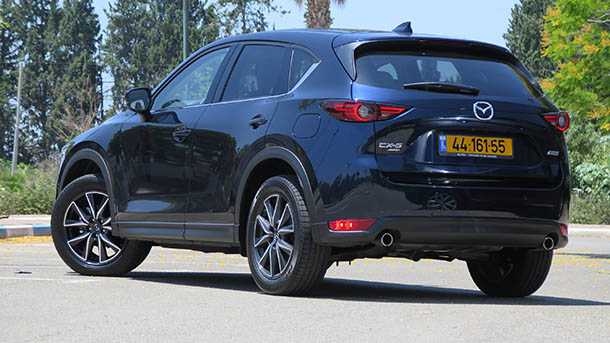 מבחן השוואתי מאזדה CX-5 מול פולקסווגן טיגואן. גרסאות האיבזור הגבוהות מגדירות את הסף לפרימיום. צילום: רוני נאק