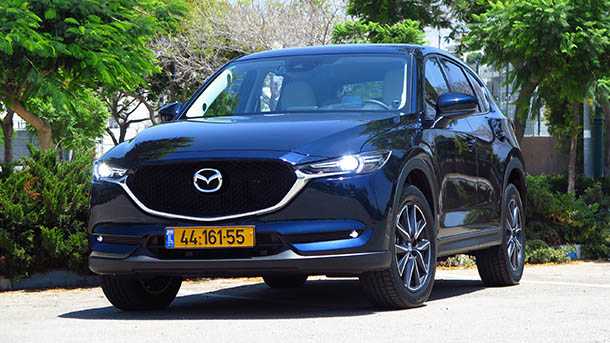 מבחן השוואתי מאזדה CX-5 מול פולקסווגן טיגואן. גרסאות האיבזור הגבוהות מגדירות את הסף לפרימיום. צילום: רוני נאק