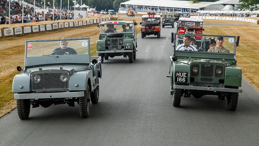 לנד רובר מציינת 70 שנים בתהלוכה מרשימה של 70 כלי רכב מהלנד רובר הראשון ועד ריינג' רובר SVR. צילום: לנד רובר