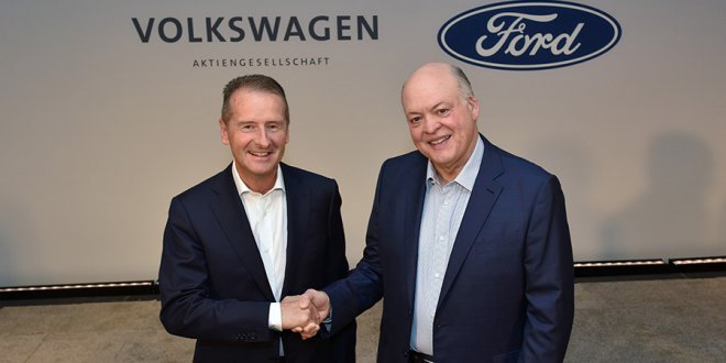 הרברט דיס (שמאל)מנכ"ל VW ו-ג'ים האקט מנכ"ל פורד בהודעה משותפת על שיתוף פעולה רחב היקף. צילום: פורד