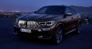 ב.מ.וו X6 חדש יוצא מהשער בסערה עם גרסאות M חזקות וגריל כליות מואר. צילום: BMW