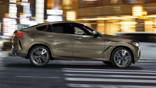 ב.מ.וו X6 חדש יוצא מהשער בסערה עם גרסאות M חזקות וגריל כליות מואר. צילום: BMW