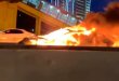 טסלה מודל 3 עולה באש אחרי התנגשות בכביש. האם מכוניות חשמליות עלולות להפוך למלכודות אש בתאונות? צילום: RUSSIA 24