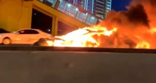 טסלה מודל 3 עולה באש אחרי התנגשות בכביש. האם מכוניות חשמליות עלולות להפוך למלכודות אש בתאונות? צילום: RUSSIA 24