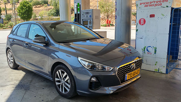 16 קילומטרים לליטר - יונדאי i30 עשתה את הדרך הלוך וחזור באותו היום בנוחות וזריזות - תנו לה כביש תלול ומפותל והיא זורחת. צילום: רוני נאק