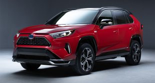 toyota rav-4 phev - יותר כוח ועם טווח חשמלי של עשרות קילומטרים. טויוטה ראב 4 מתחברת לשקע החשמל. צילום: טויוטה