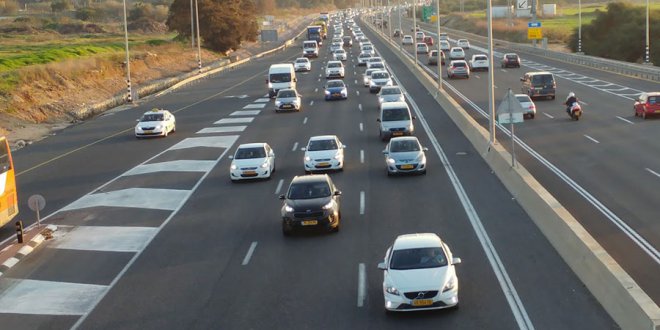 מכוניות בכביש