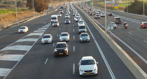 מכוניות בכביש